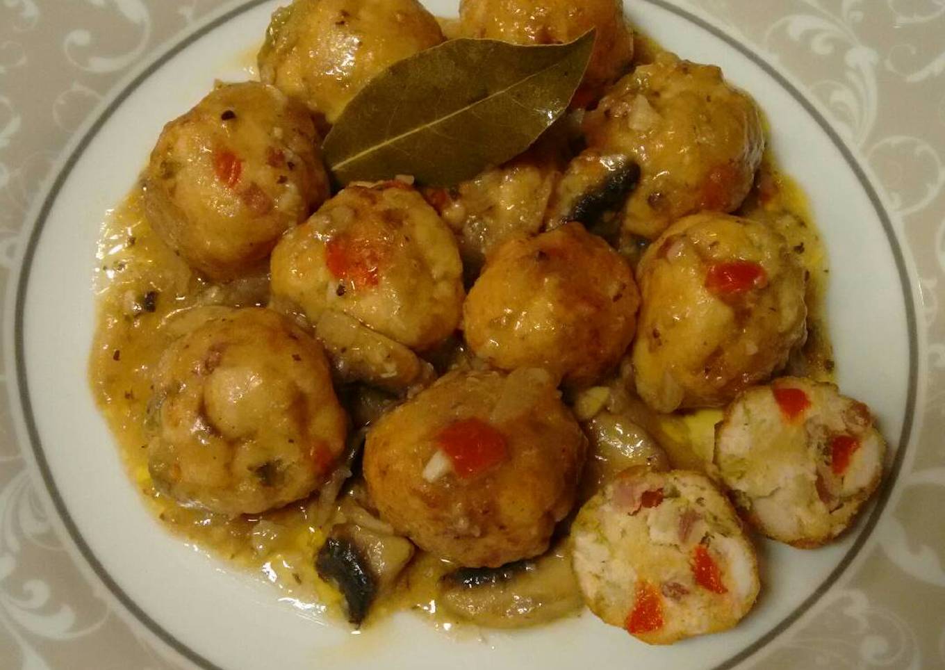 Albóndigas de pollo y pimientos en salsa de champiñón