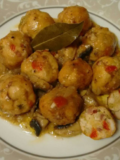 Una foto de Albóndigas de pollo y pimientos en salsa de champiñón