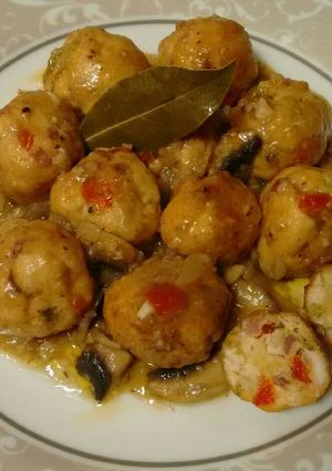 Una foto de Albóndigas de pollo y pimientos en salsa de champiñón