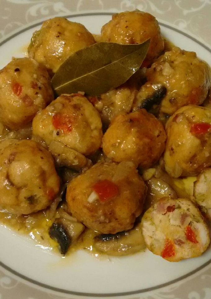Una foto de Albóndigas de pollo y pimientos en salsa de champiñón