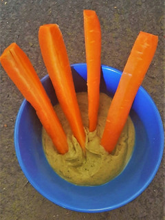 Una foto de Hummus de albahaca