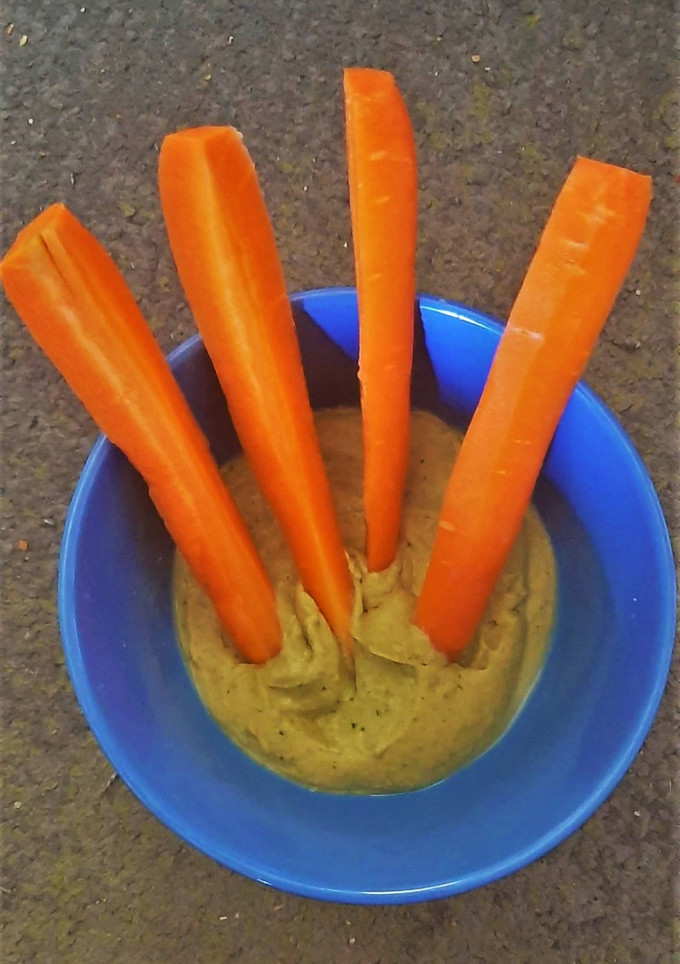 Una foto de Hummus de albahaca