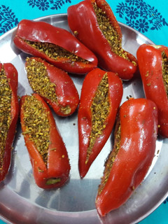 लाल मिर्च का भरवा अचार (lal mirch ka bharva achar recipe in hindi) रेसिपी मुख्य फोटो