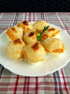 Una foto de Huevos rellenos de pollo gratinados con bechamel