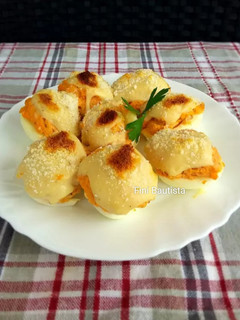 Una foto de Huevos rellenos de pollo gratinados con bechamel