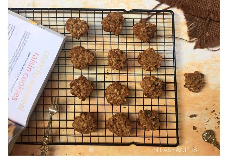 Bagaimana Menyiapkan Crunchy oatmeal raisin cookies yang Lezat Sekali