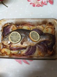 Una foto de Dorada al horno rellena de bacon