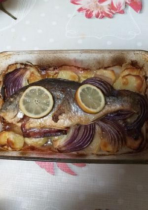 Una foto de Dorada al horno rellena de bacon