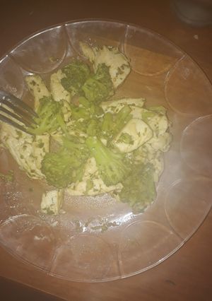 Una foto de Salteado de brócoli y pollo