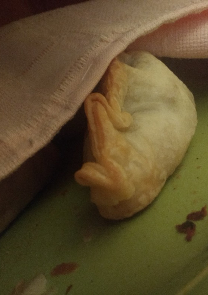 Una foto de Empanadas de carne cortada a cuchillo