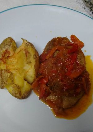 Una foto de Peceto a la portuguesa con papas aplastadas