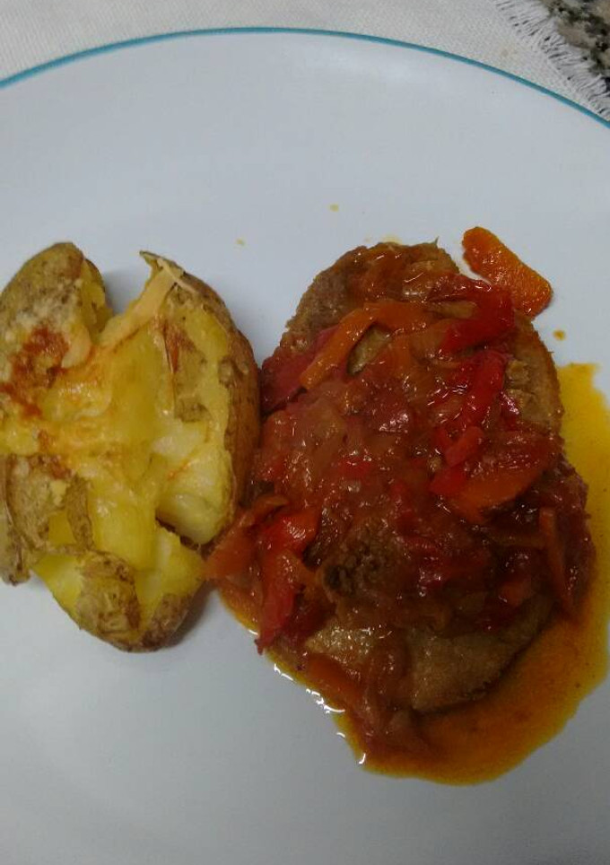 Una foto de Peceto a la portuguesa con papas aplastadas