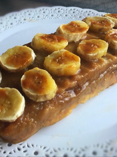 Una foto de Budín de banana invertido al microondas