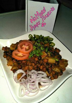 A picture of Masalay wale Kalay chanay.
