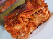 Una foto di pasta con salsiccia e provola