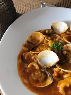 Una foto de Guiso de sepia y almejas con fideo grueso