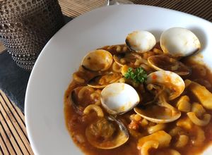 Foto principal de Guiso de sepia y almejas con fideo grueso