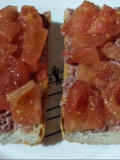 Una foto de Rebanadas de pan con foeigras y tomate natural