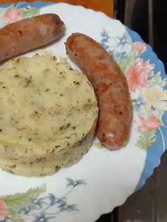 Una foto de Butifarras catalanas al horno, con puré de patata