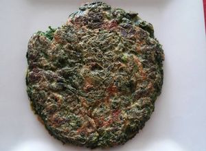 Una foto de Tortilla de hojas de rabanitos