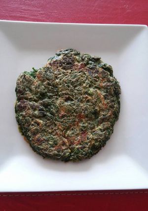 Una foto de Tortilla de hojas de rabanitos