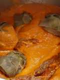 Lenguas de cerdo en salsa, con alcachofas
