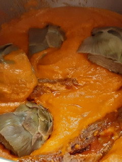 Una foto de Lenguas de cerdo en salsa, con alcachofas