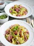 Makaron z pesto, szynką parmeńską i suszonymi pomidorami