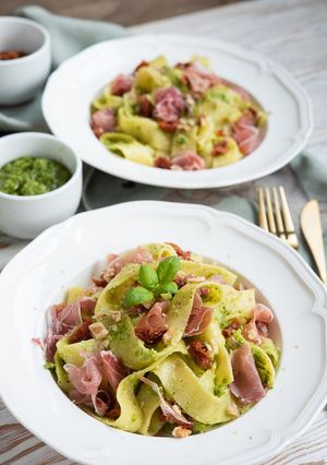 Zdjęcie przepisu Makaron z pesto, szynką parmeńską i suszonymi pomidorami.