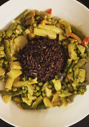 Une photo de Riz noir aux légumes à la crème de coco et curry
