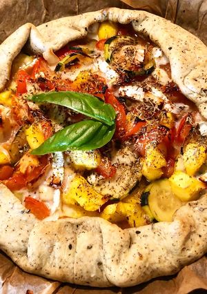 Une photo de Tarte Rustique tomate, courgette, nectarine & chèvre