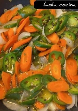 Una foto de CHILES EN VINAGRE 🧡