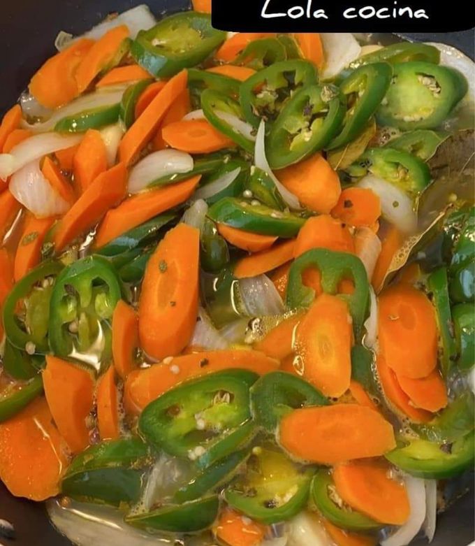 Una foto de CHILES EN VINAGRE 🧡