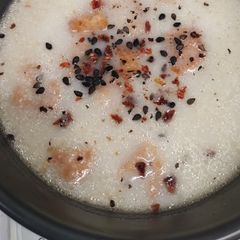 A picture of Potato and leek soup with gluten free croutons.