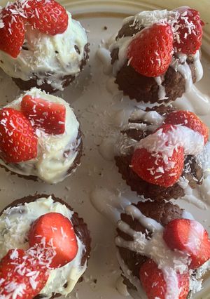 Foto principal de Madalenas de chocococo y avena con topping blanco.🍰🍓🍓