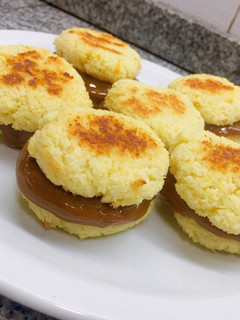 Una foto de 🥥 Alfajores de coco y dulce de leche🥥