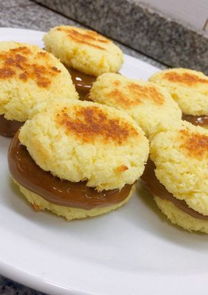 Una foto de 🥥 Alfajores de coco y dulce de leche🥥