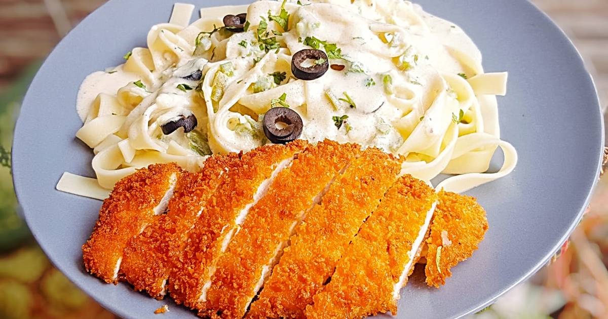 Alfredo Fettuccine Pasta with crispy chicken topping Recipe by Kiran Saad -  Cookpad