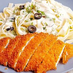 A picture of Alfredo Fettuccine Pasta with crispy chicken topping.