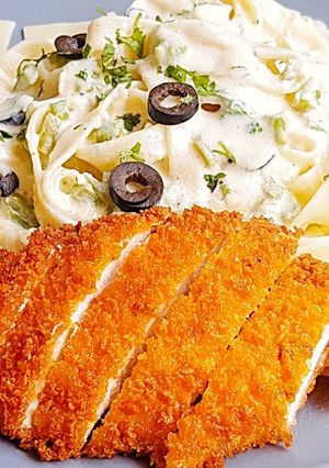 A picture of Alfredo Fettuccine Pasta with crispy chicken topping.