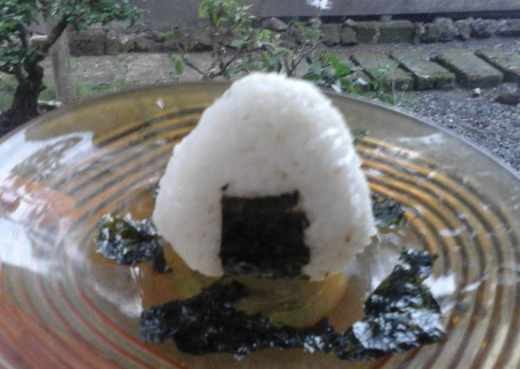 Resep Nasi kepal (onigiri) mudah praktis anti gagal oleh Puti Jihad Sucihati Arrauuf - Cookpad