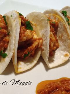 Una foto de Tacos de pollo en salsa al pesto rosso