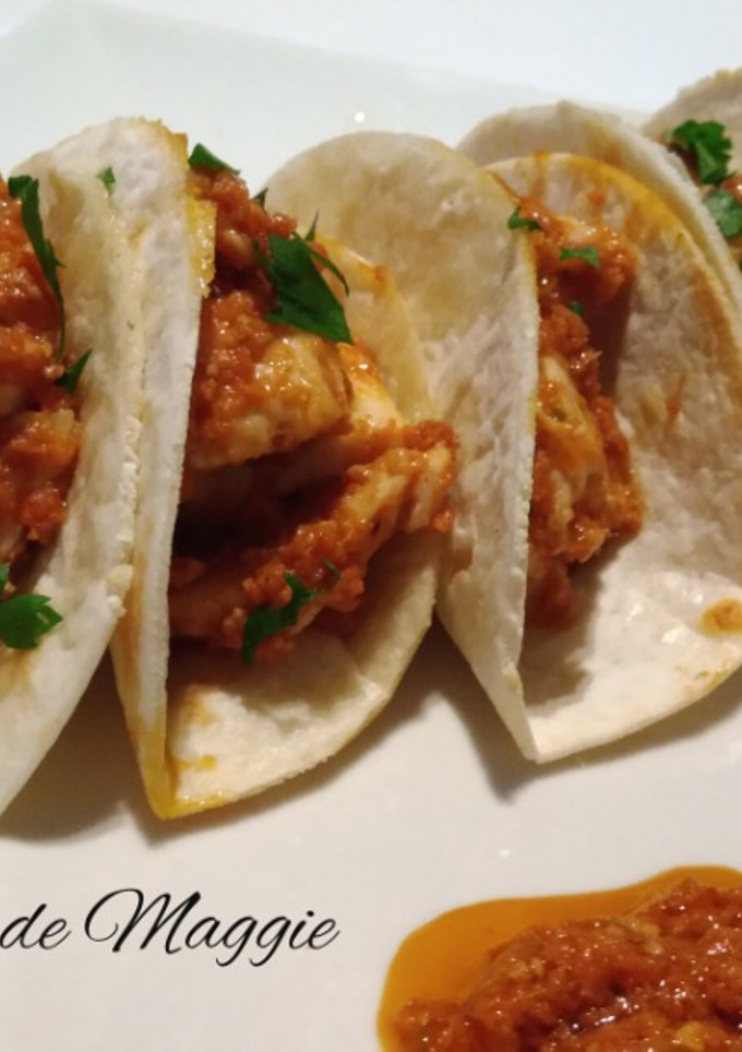 Una foto de Tacos de pollo en salsa al pesto rosso