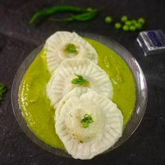 A picture of Matar /green peas sauce in cheese ravioli.