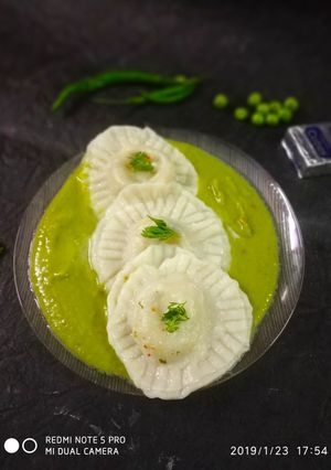 A picture of Matar /green peas sauce in cheese ravioli.