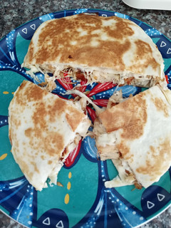 Una foto de Quesadillas con pollo y tocineta 🤤