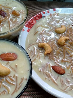 कश्मीरी गुड़ वाली सेवई (Kashmiri Gud wali sevai recipe in Hindi) रेसिपी मुख्य फोटो