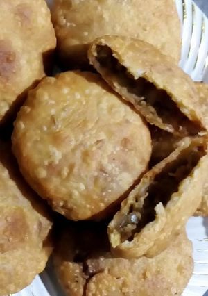 A picture of Pyaaz ki kachori.
