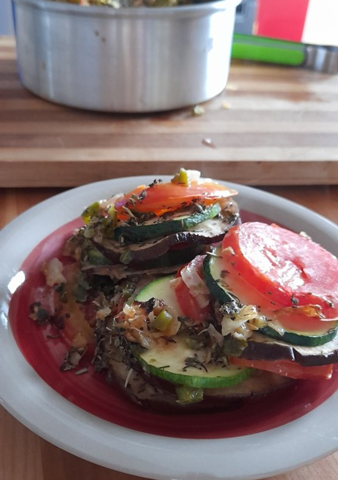 Una foto de Ratatouille con hierbas provenzales