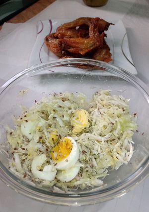 Una foto de Ensalada de Repollo Nutritiva con Mix de Semillas y Huevo Duro